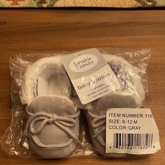 Baby booties; moccasins - Picture 2 of 2